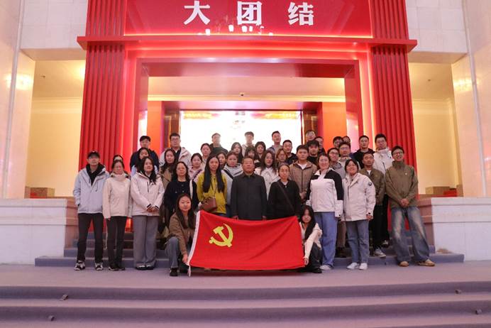 一群人站在建筑前
AI 生成的内容可能不正确。,一群人站在建筑前
AI 生成的内容可能不正确。