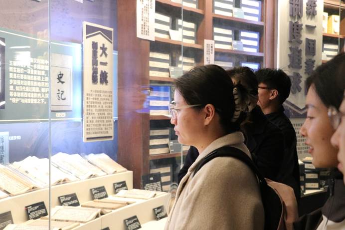 图书馆里的人们
AI 生成的内容可能不正确。