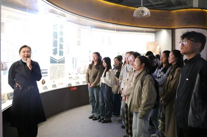 一群人站在室内
AI 生成的内容可能不正确。