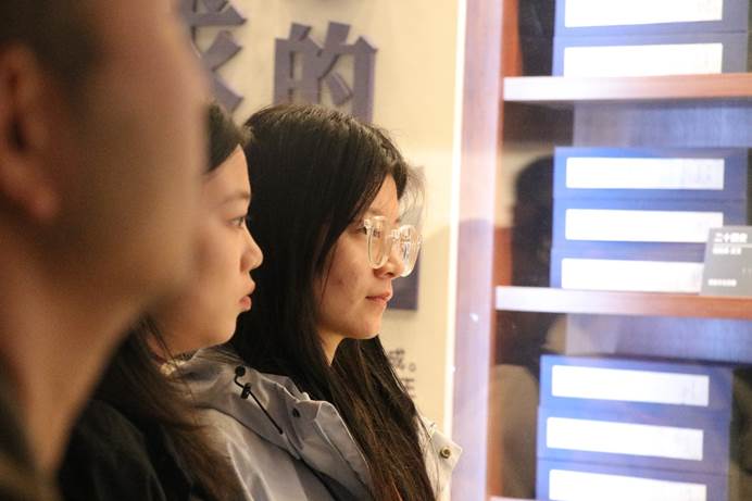 穿黑色衣服的女人正在打电话的男人
AI 生成的内容可能不正确。