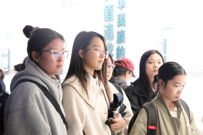 一群穿着黑色衣服的男人
AI 生成的内容可能不正确。