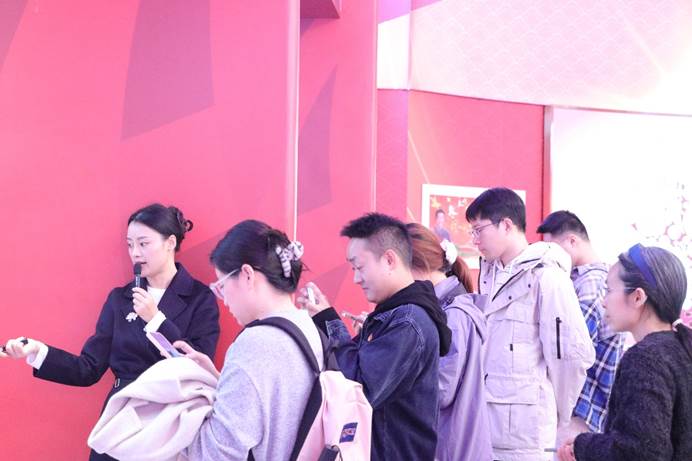 一群人正在聊天
AI 生成的内容可能不正确。