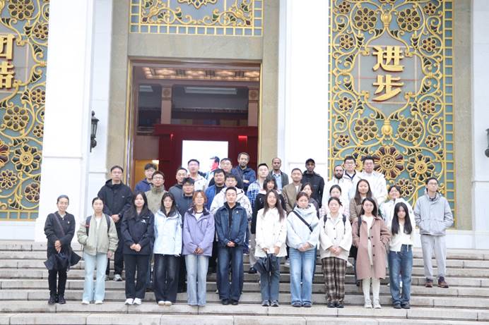 一群人站在建筑前
AI 生成的内容可能不正确。