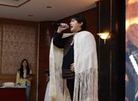 人们在看台上的人在房间里

AI 生成的内容可能不正确。