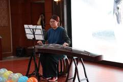 图片包含 室内, 桌子, 电脑, 窗户

AI 生成的内容可能不正确。